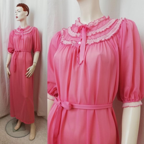 Vintage Retro nattlinne nylon rosa med vidd, skärp och rysch 506070-tal