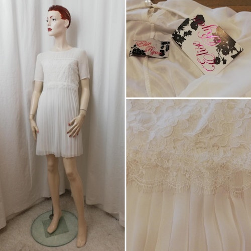 Plisserad vit kort klänning student, brudklänning eller finklänning