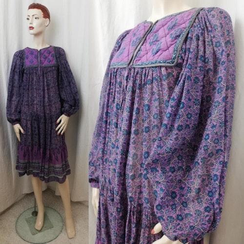 Vintage Retro hippie-klänning typ Indiska småblommig lila lila-rosa vid