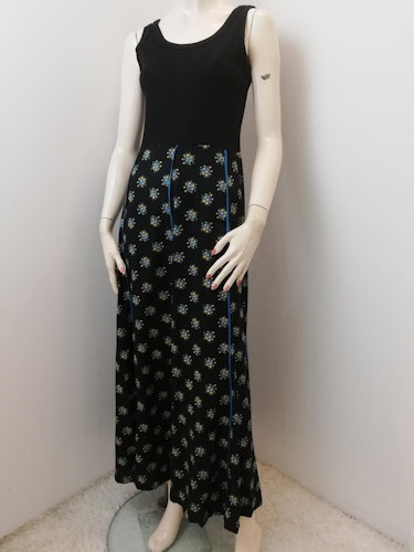 Vintage Retro långklänning svart trikåtop, klockad kjol med blå blommor