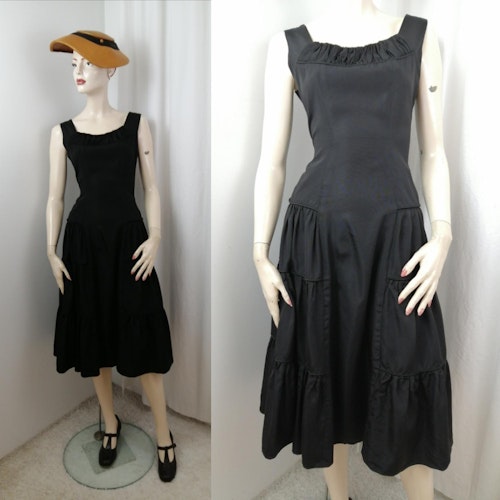 Vintage svart festklänning ärmlös smal midja vid kjol 5060-tal