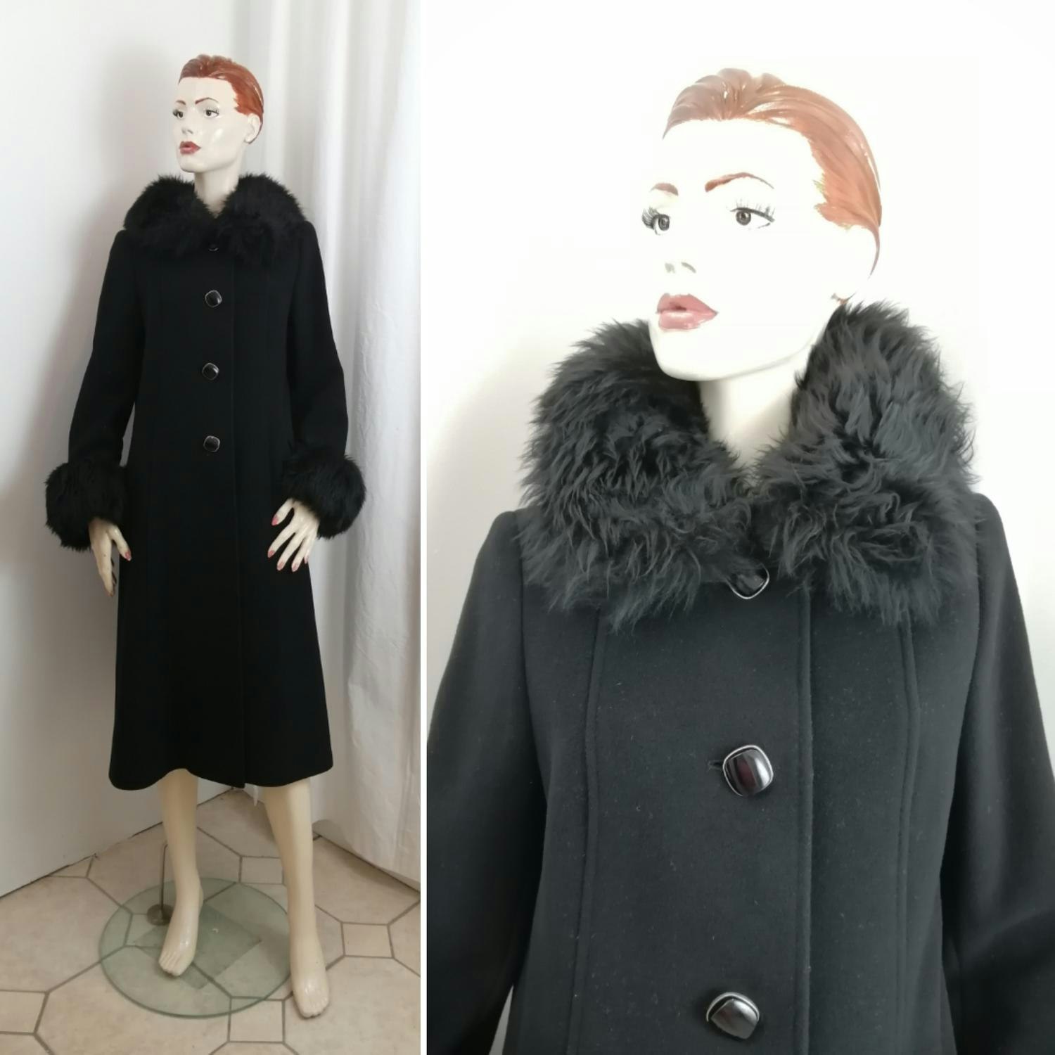 Vintage svart lång figursydd kappa med syntetpäls ärmslut och krage  6070-tal - Vintage Corner Österlen