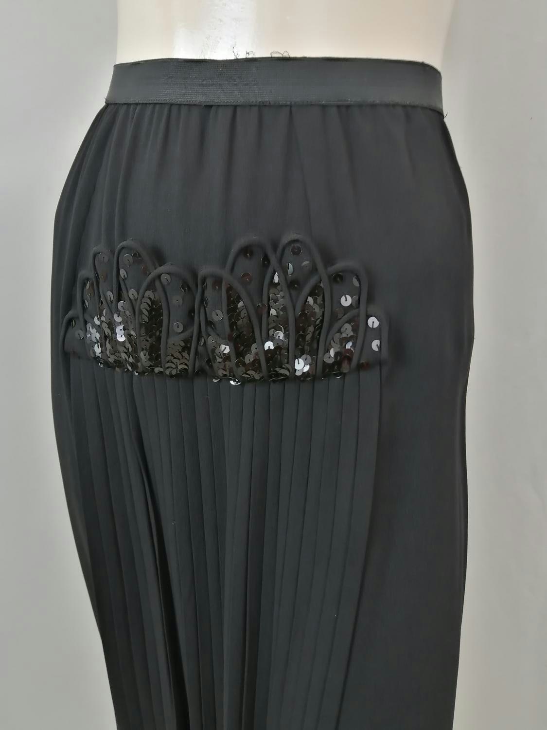 Vintage svart lång smal kjol med paljetter och plissering fram trol. 20-tal  - Vintage Corner Österlen