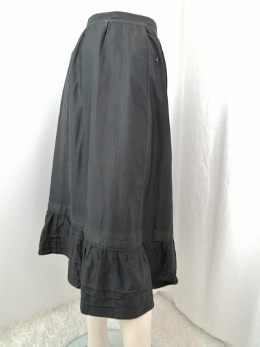 Vintage gammal svart lång kjol med volanger, knapp rynkor baktill