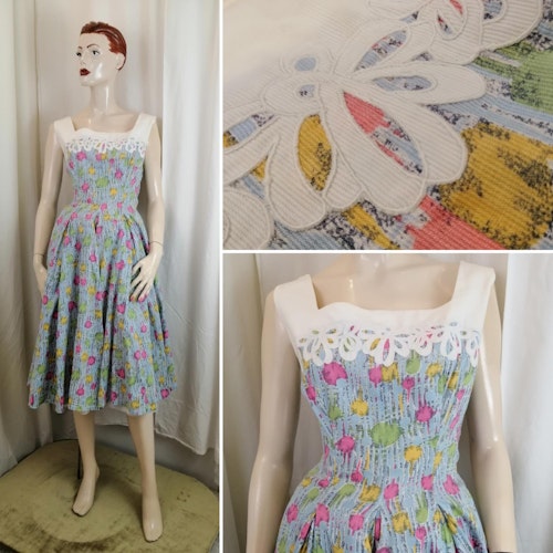 Vintage Retro ljusblå mönstrad sommarklänning med vita applikationer vid kjol