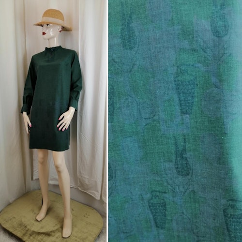 Vintage Retro grön klänning i bomull rak lila batikmönster nertill lång ärm