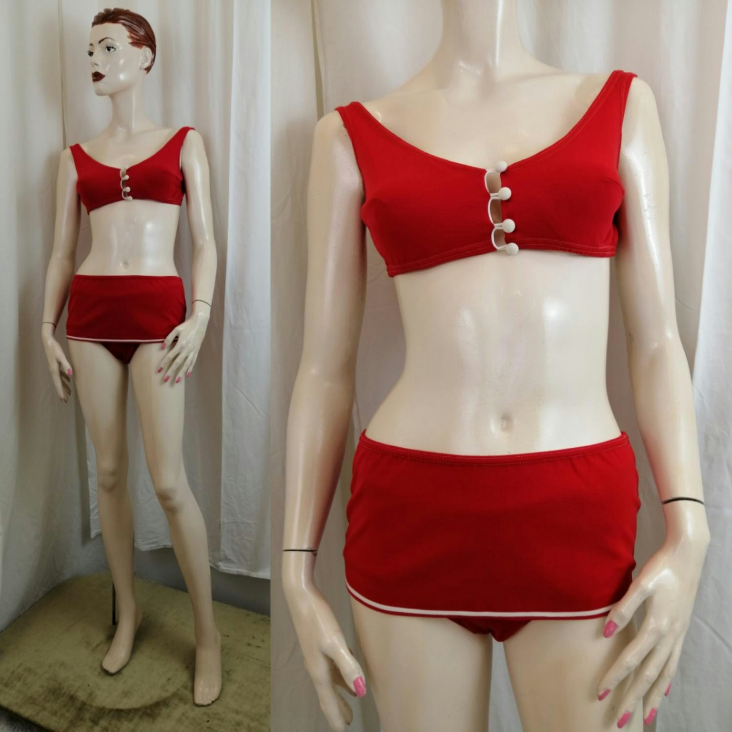 Vintage röd bikini med vita detaljer byxor med kjol stela kupor 6070-tal -  Vintage Corner Österlen