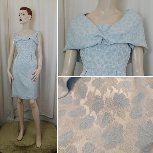 Vintage ljusblå blommig kortare festklänning med axel-cape brudtärna