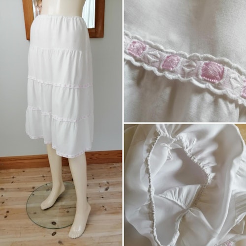 Vintage romantisk underkjol i bomull volanger och rosa band