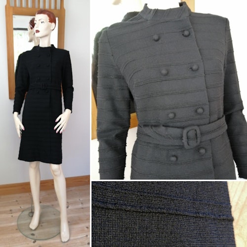 Vintage svart trikå-klänning strukturerad omlottknäppt rak skärp 6070-tal