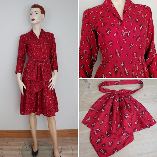 Vintage klänning dovt röd med mönster plisserad kjol 5060-tal