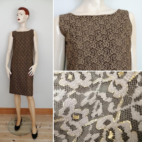 Vintage enklare festklänning rak modell brun spets med guldglitter 5060-tal