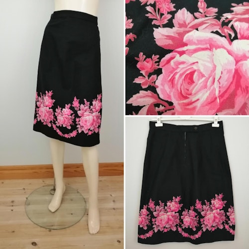 Vintage svart kjol med rosa blombård nertill rak modell 6070-tal