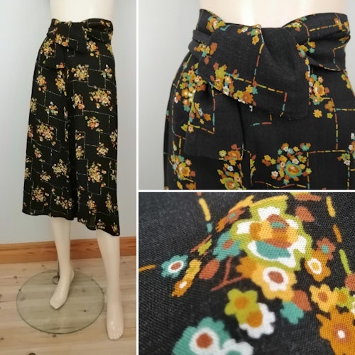 Vintage svart kjol gammaldags mönster brunt gult skärp 5060-tal