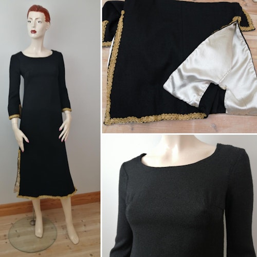 Vintage svart lång klänning med vitklädda sprund och guldkanter