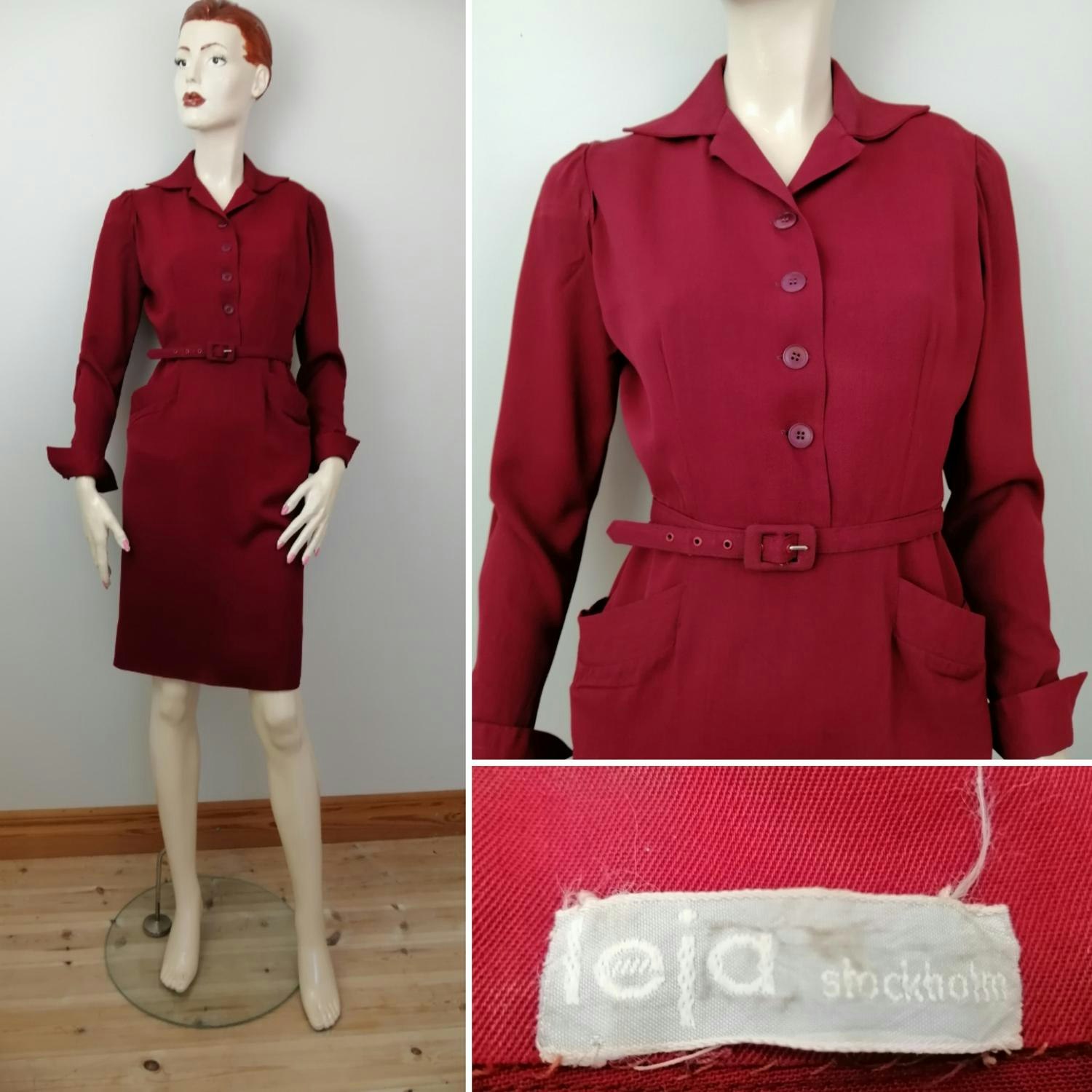 Vintage röd klänning 40-tal smal midja höft-fickor skärp lång ärm  axelvaddar - Vintage Corner Österlen