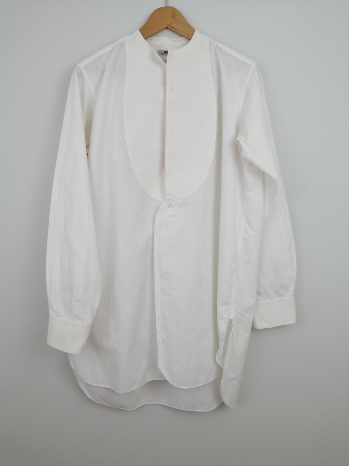 Vintage vit gammal frackskjorta med stärkt bröst