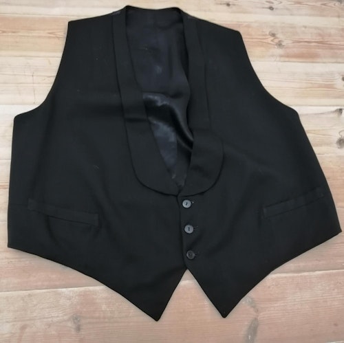 Vintage svart frackväst ull sjalkrage knappar fickor spänne bak