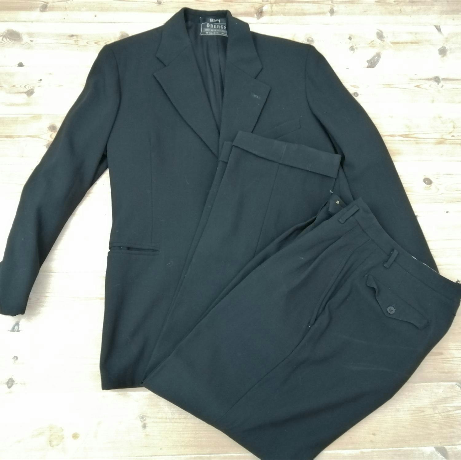 Vintage svart kostym Elson 40-tal axelvaddar byxorna slag och gubbveck -  Vintage Corner Österlen