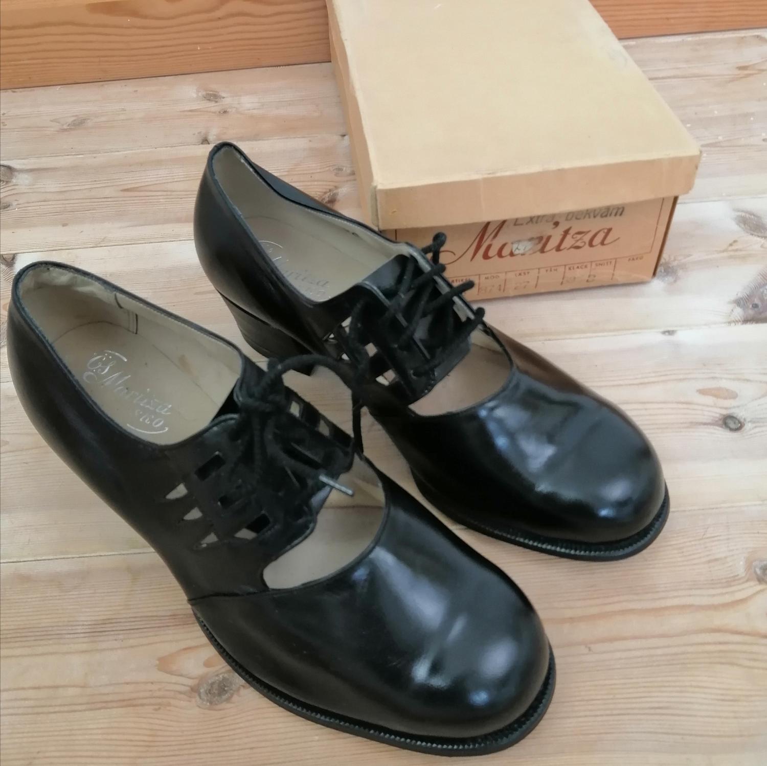 Vintage Maritza svart sko med hålmönster och snören stl 6,5A ca 40
