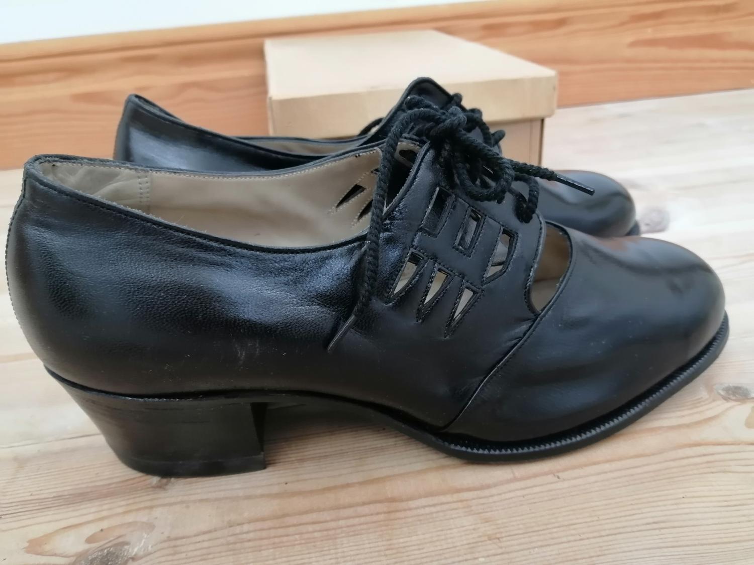 Vintage Maritza svart sko med hålmönster och snören stl 6,5A ca 40