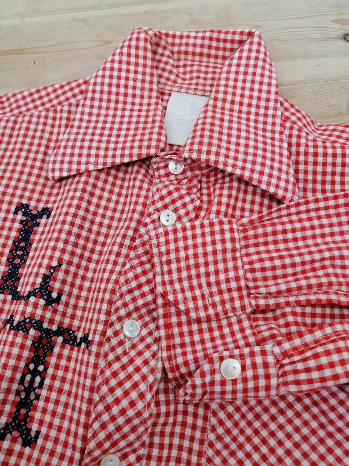 Vintage röd-vit-rutig skjorta broderat LT figursydd lång ärm 70-tal