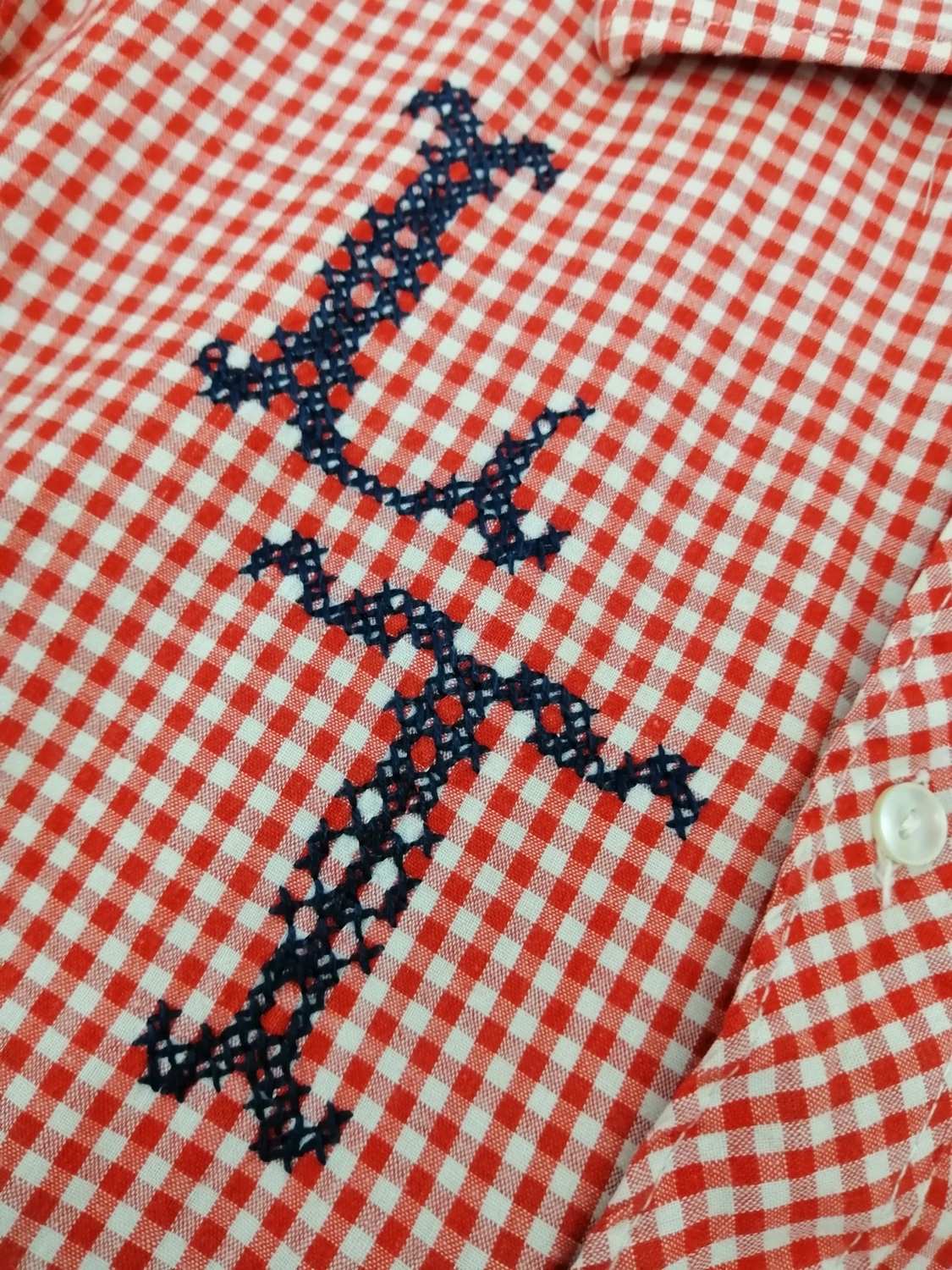 Vintage röd-vit-rutig skjorta broderat LT figursydd lång ärm 70-tal