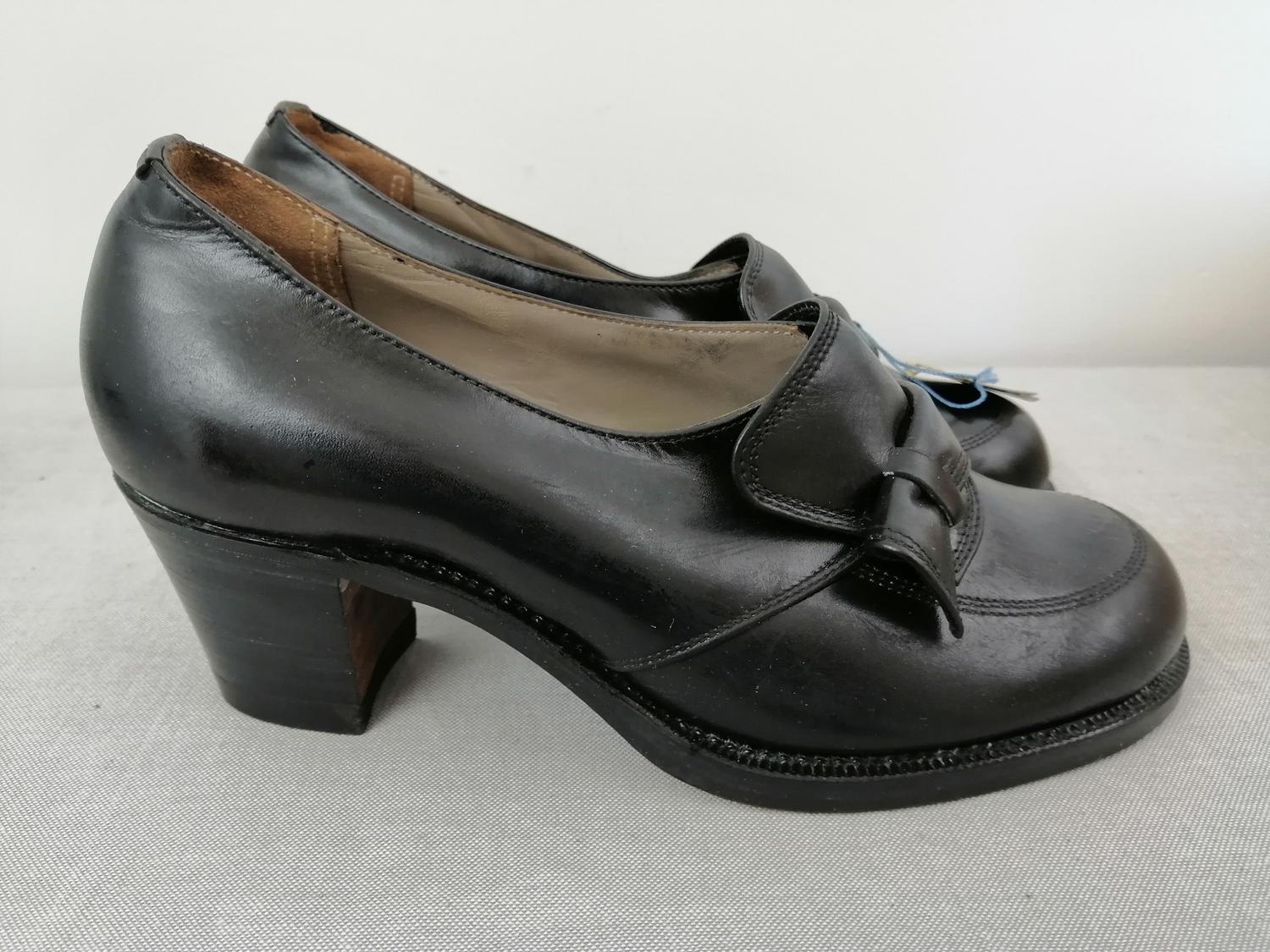 Vintage Victoria svart sko dekor plös bred klack stl 4A ca 37