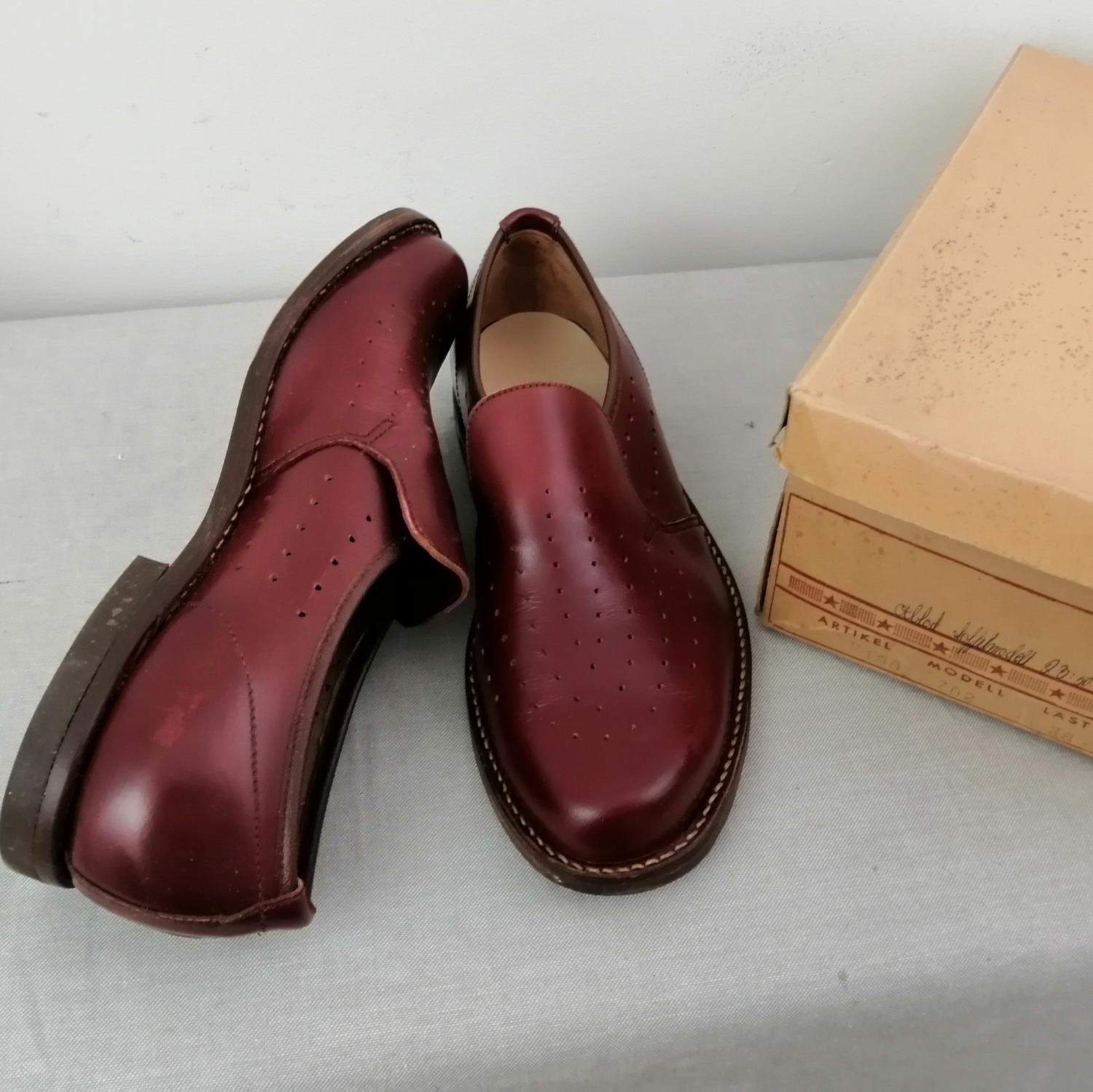 Vintage Docksta sko toffelmodell vinröd plös dekorhål stl 4A ca 37 pojk