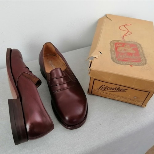Vintage Lejonsko brun sko resår sidorna dekor fram stl 39A pojk