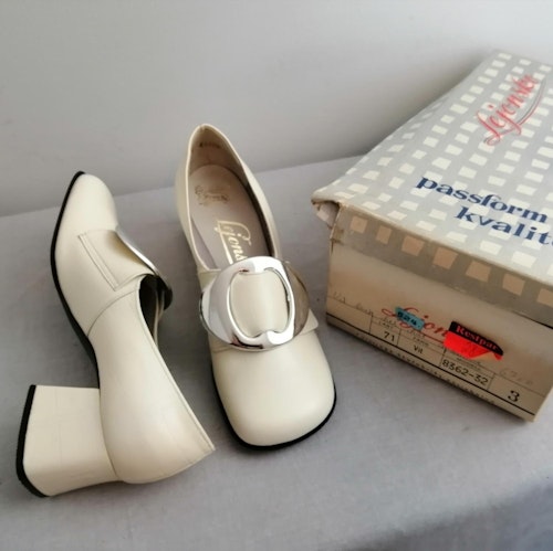 Vintage Lejonsko gulvit sko stort runt silverf spänne stl 4,5 ca 37