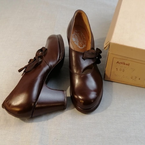 Vintage Ingeborg brun sko med klack söt snör-rosett sidan stl 4,5A ca 37