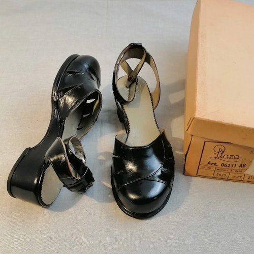 Vintage Plaza svart sandal lite kilklack vristrem stl 2,5 ca 35