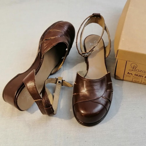 Vintage Plaza brun sandal lite kilklack vristrem stl 4 ca 37