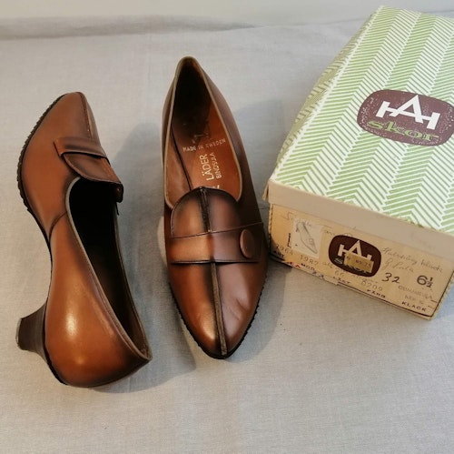 Vintage HAH Dahlia brun sko halvhög klack plös med rem knapp stl 6,5 ca 40