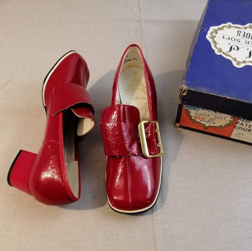 Vintage Softi Shoe röd lacksko med stort guldf spänne stl 3,5 ca 36