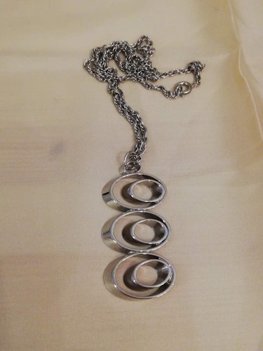 Vintage retro halsband silverfärgad metall ringar i hänge grövre kedja