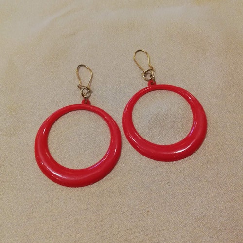 Vintage retro örhängen för hål röda ringar i plast med metallhänge