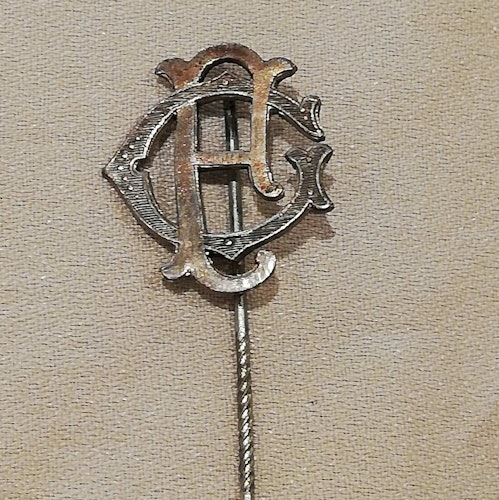 Vintage retro bijouteri brosch pin med monogram, hattnål slipsnål scarvesnål