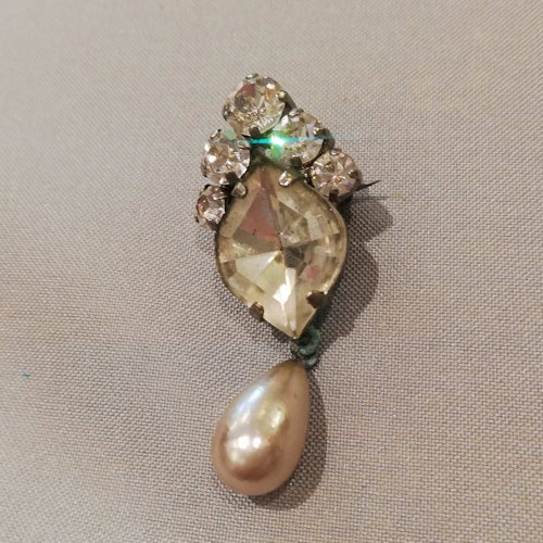 Vintage retro smycke bijouteri brosch strass med hängande pärl-droppe