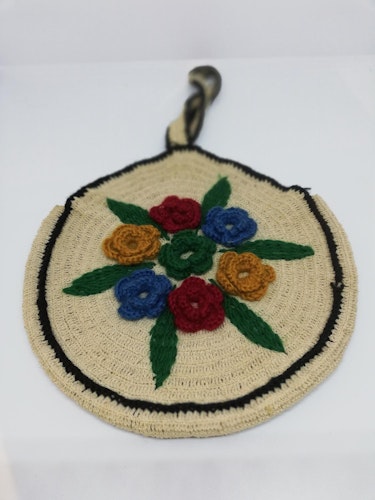 Vintage retro rund virkad liten väska med virkade blommor och kort handtag
