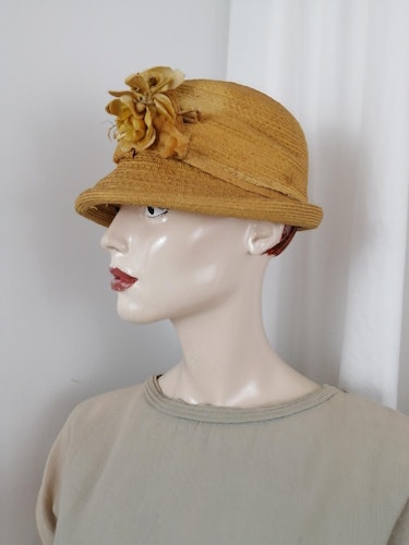 Vintage retro hatt damhatt strå med gula blommor fin form