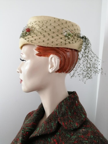 Vintage retro hatt damhatt rund platt strå grönt flor blommor