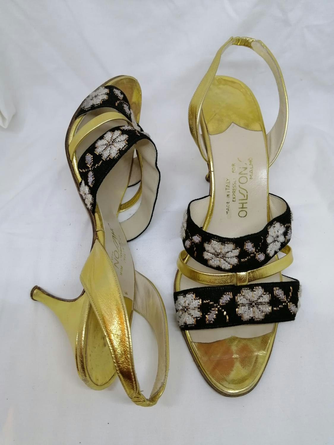 Vintage retro skor sandaler fest guld broderier svart vit hög smal klack  stl 40 - Vintage Corner Österlen