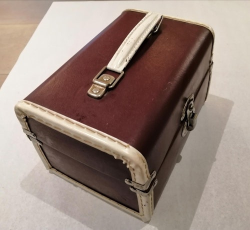 Vintage väska låda papp vinröd med vita kanter handtag