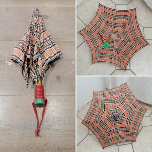 Vintage paraply parasoll barn litet orange grön rutigt träskaft och plast