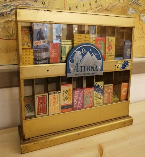Vintage rakblads-hylla Aeterna, skyltmaterial butik med olika askar rakblad