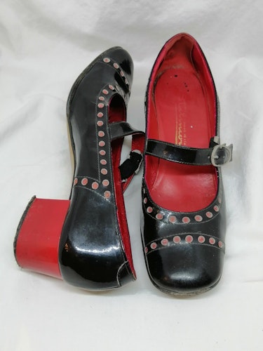 Vintage retro damskor röda svarta lackskor bred klack och tå 60-tal stl ca 38