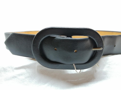 Retro skärp bälte svart plastaktigt brun baksida ovalt svart spänne