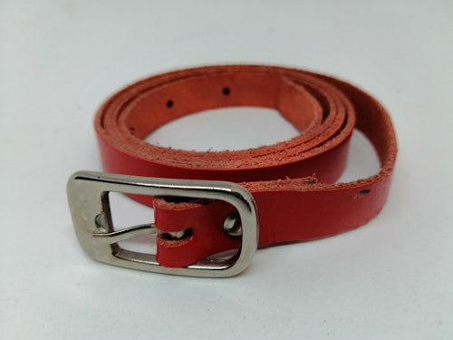 Vintage retro skärp bälte smalt rött silverfärgat spänne